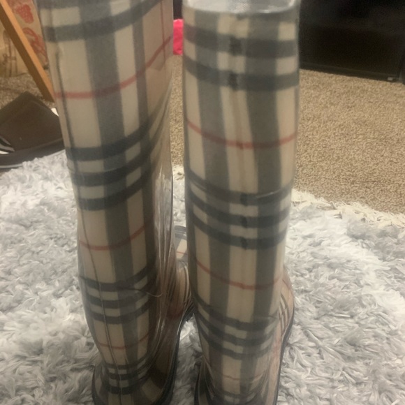 Burberry Rainboots size 7 - Picture 4 of 8